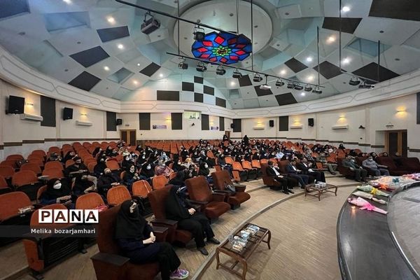 مراسم تجلیل از برترین‌های آموزشی و پرورشی دبیرستان ام‌ابیها شهرستان بوشهر