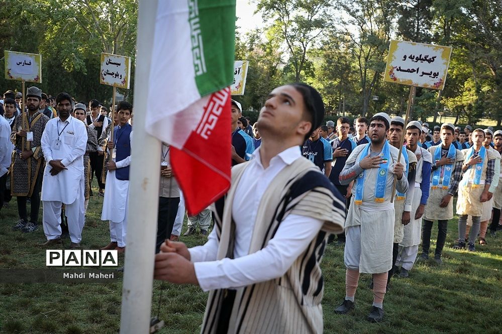 اجرای مراسم صبحگاه نمادین توسط دانش‌آموزان عشایر در اردوی مشهد مقدس /فیلم
