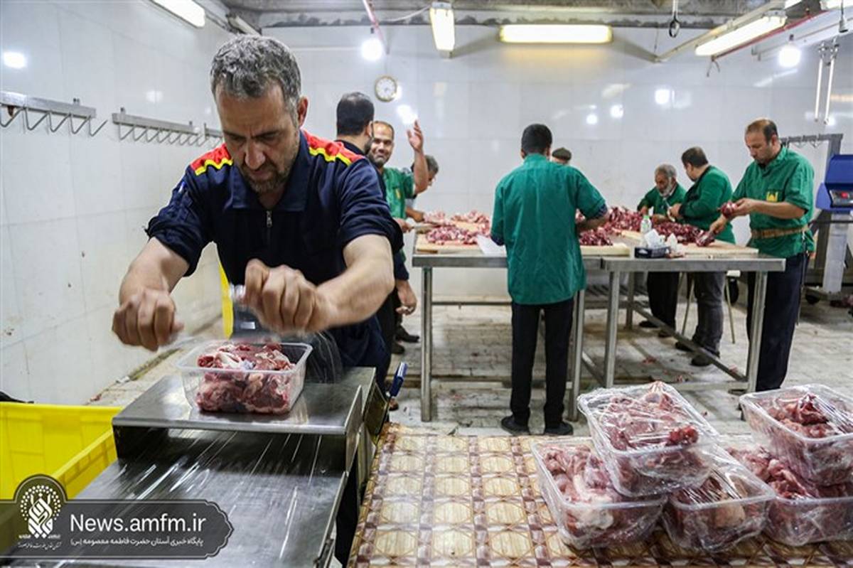 بسته‌بندی و توزیع ۲ هزار ۵۰۰ بسته گوشت گرم در میان نیازمندان قم