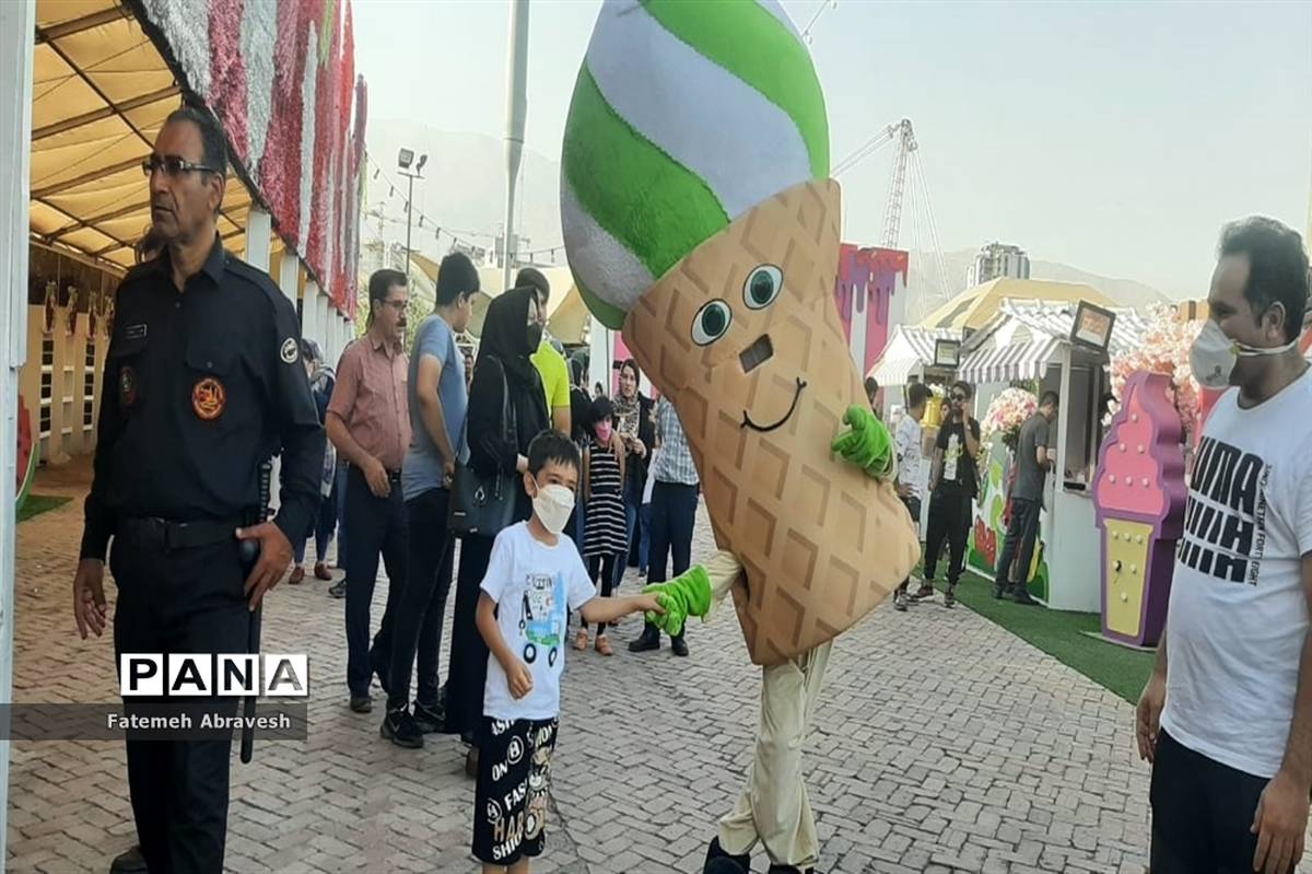 برگزاری جشنواره بستنی و شاه توت در بوستان آب و آتش