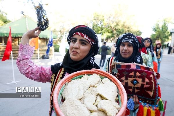 مراسم استقبال از دانش‌آموزان دختر در اردوی سراسری عشایر در مشهد مقدس