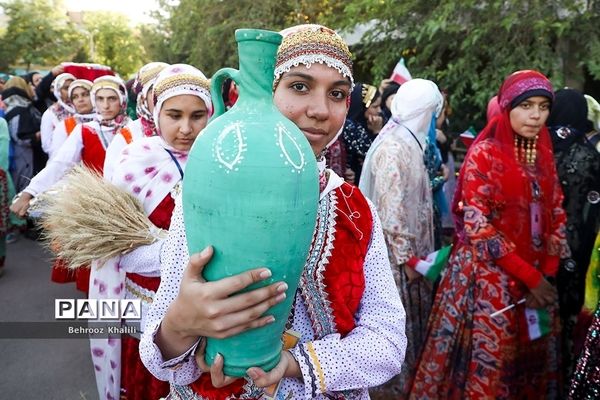 مراسم استقبال از دانش‌آموزان دختر در اردوی سراسری عشایر در مشهد مقدس