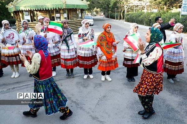 مراسم استقبال از دانش‌آموزان دختر در اردوی سراسری عشایر در مشهد مقدس