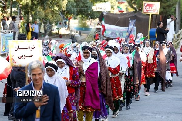 مراسم استقبال از دانش‌آموزان دختر در اردوی سراسری عشایر در مشهد مقدس