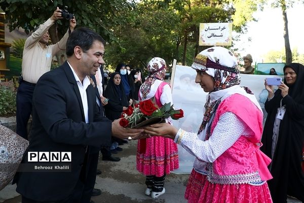 مراسم استقبال از دانش‌آموزان دختر در اردوی سراسری عشایر در مشهد مقدس