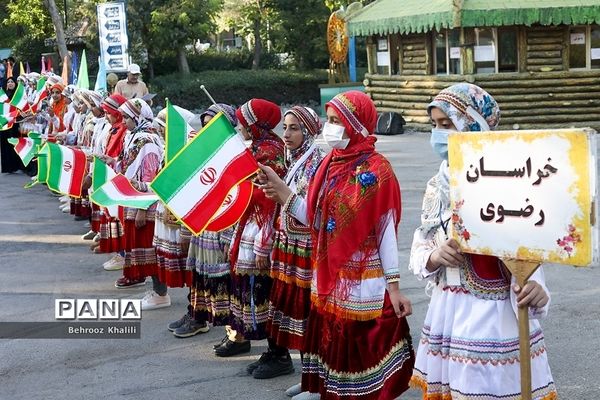 مراسم استقبال از دانش‌آموزان دختر در اردوی سراسری عشایر در مشهد مقدس