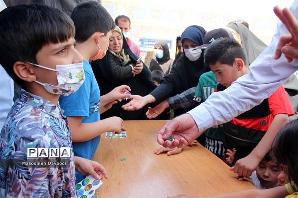 شادمانی دانش‌آموزان پیشتاز سازمان دانش‌آموزی در عید امامت و ولایت در حرم مطهر شاهچراغ (ع)