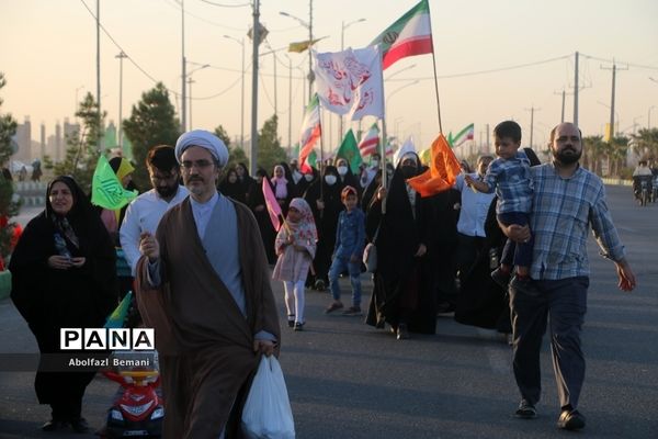 جلوه‌های آیین پیاده‌روی مردم قم در روز عید غدیر