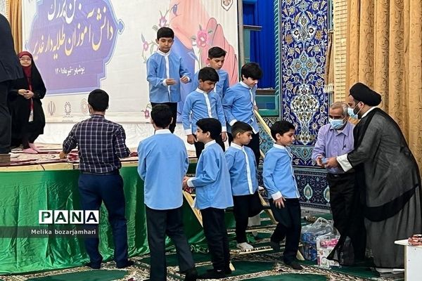 جشن بزرگ دانش آموزان طلایه دار غدیر در بوشهر