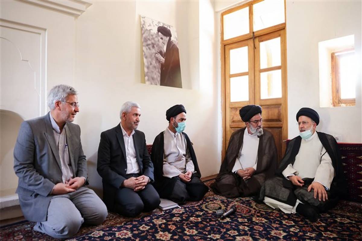 بازدید رئیس‌جمهوری از خانه پدری امام خمینی (ره) در خمین