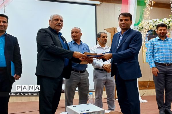 مراسم تجلیل از تلاشگران ماندگار ۳ در آموزش و پرورش امیدیه