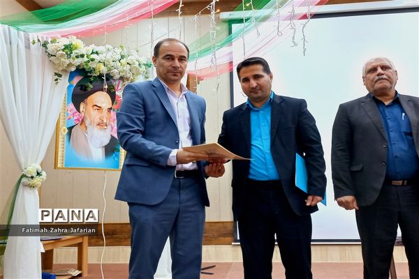 مراسم تجلیل از تلاشگران ماندگار ۳ در آموزش و پرورش امیدیه