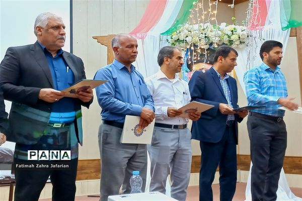 مراسم تجلیل از تلاشگران ماندگار ۳ در آموزش و پرورش امیدیه