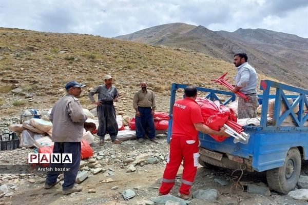 امداد رسانی نیروهای هلال احمر بلده به عشایر سیل زده منطقه