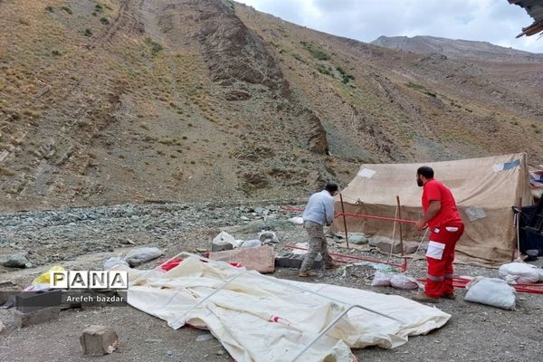 امداد رسانی نیروهای هلال احمر بلده به عشایر سیل زده منطقه