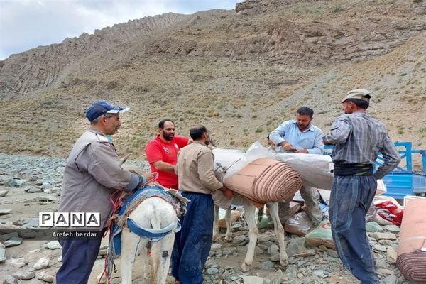 امداد رسانی نیروهای هلال احمر بلده به عشایر سیل زده منطقه