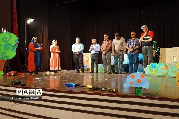 اجرای نمایش شاد و موزیکال توسط کودکان و نوجوانان در شهرستان امیدیه