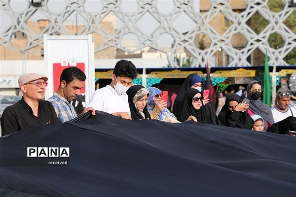 اهتزاز ابر پرچم متبرک شده در میدان امام حسین