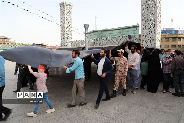 اهتزاز ابر پرچم متبرک شده در میدان امام حسین