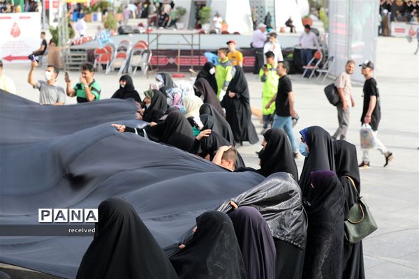 اهتزاز ابر پرچم متبرک شده در میدان امام حسین