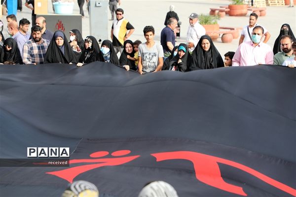 اهتزاز ابر پرچم متبرک شده در میدان امام حسین