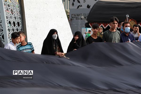 اهتزاز ابر پرچم متبرک شده در میدان امام حسین