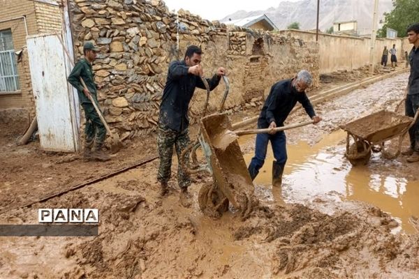 امدادرسانی فرهنگیان شهرستان‌های بن و سامان به سیل زدگان بارده