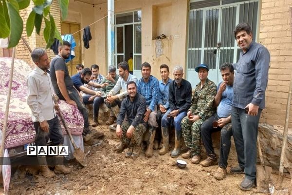 امدادرسانی فرهنگیان شهرستان‌های بن و سامان به سیل زدگان بارده