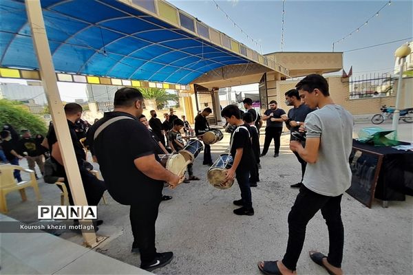 برگزاری مراسم عزاداری حسینی جلوی درب آموزش و پرورش کازرون-۱