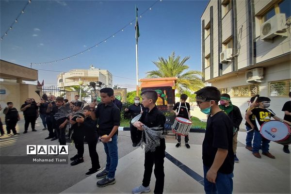 برگزاری مراسم عزاداری حسینی مقابل در آموزش و پرورش کازرون-۲