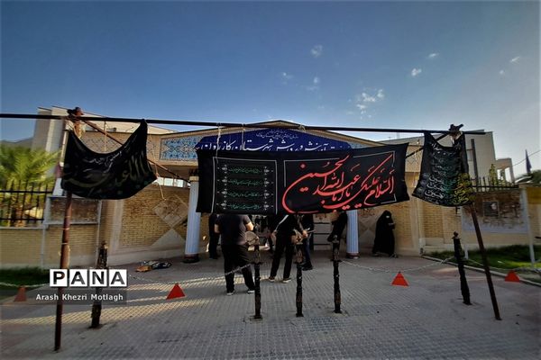 برگزاری مراسم عزاداری حسینی مقابل در آموزش و پرورش کازرون-۲