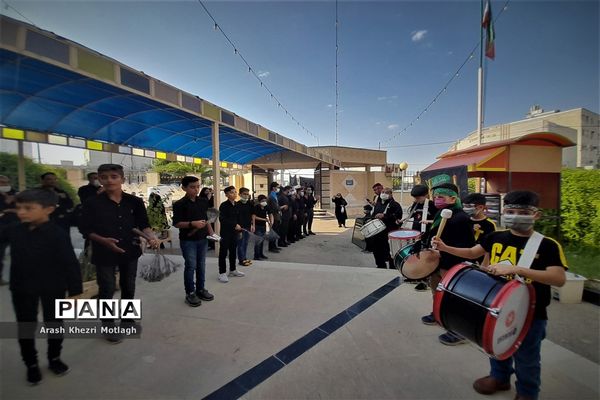 برگزاری مراسم عزاداری حسینی مقابل در آموزش و پرورش کازرون-۲