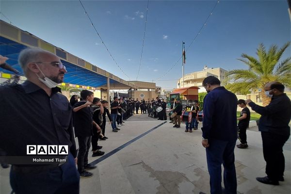 برگزاری مراسم عزاداری حسینی مقابل در آموزش و پرورش کازرون-۲