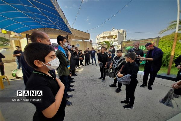 برگزاری مراسم عزاداری حسینی مقابل در آموزش و پرورش کازرون-۲