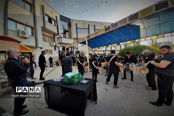 برگزاری مراسم عزاداری حسینی مقابل در آموزش و پرورش کازرون-۲