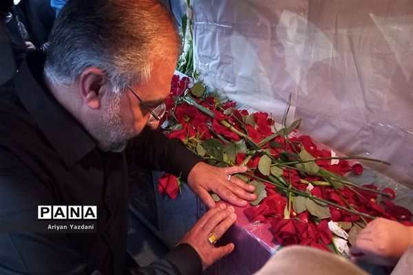 وداع دانش‌آموزان شیرازی با پیکر سردار بی سر شهید عبداله اسکندری -۲