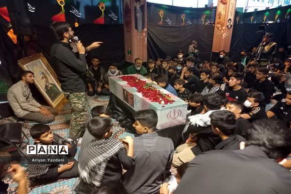 وداع دانش‌آموزان شیرازی با پیکر سردار بی سر شهید عبداله اسکندری -۲