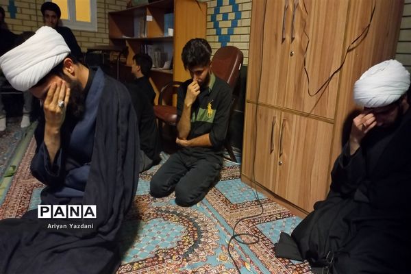 وداع دانش‌آموزان شیرازی با پیکر سردار بی سر شهید عبداله اسکندری -۲