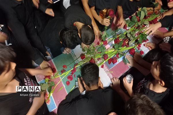 وداع دانش‌آموزان شیرازی با پیکر سردار بی سر شهید عبداله اسکندری -۲