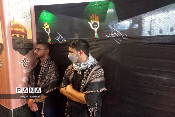 وداع دانش‌آموزان شیرازی با پیکر سردار بی سر شهید عبداله اسکندری -۲
