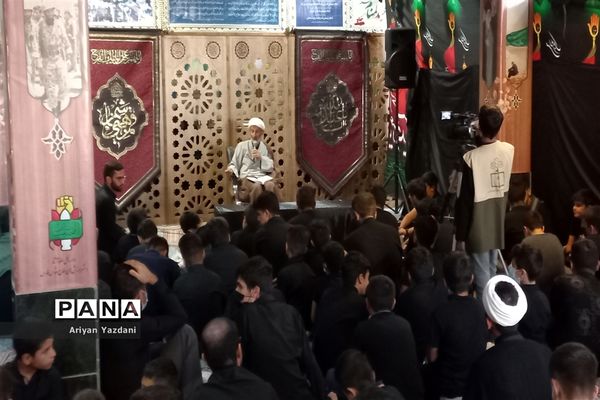 وداع دانش‌آموزان شیرازی با پیکر سردار بی سر شهید عبداله اسکندری -۲