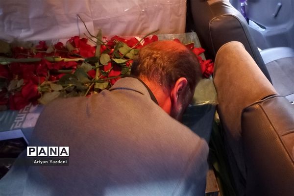 وداع دانش‌آموزان شیرازی با پیکر سردار بی سر شهید عبداله اسکندری -۲