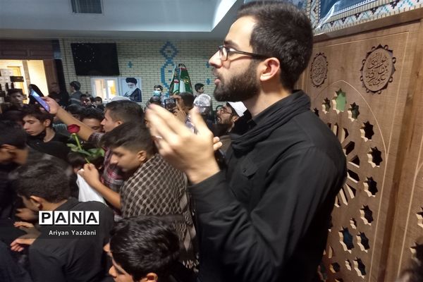 وداع دانش‌آموزان شیرازی با پیکر سردار بی سر شهید عبداله اسکندری -۲