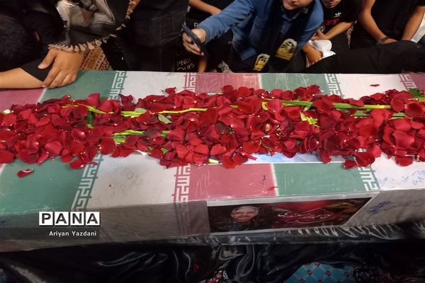 وداع دانش‌آموزان شیرازی با پیکر سردار بی سر شهید عبداله اسکندری -۲