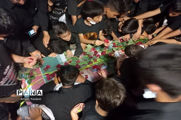 وداع دانش‌آموزان شیرازی با پیکر سردار بی سر شهید عبداله اسکندری -۲