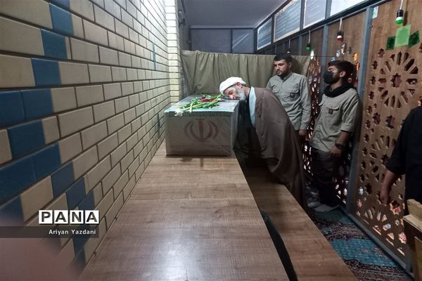 وداع دانش‌آموزان شیرازی با پیکر سردار بی سر شهید عبداله اسکندری -۲