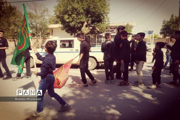سوگواری دانش‌آموزان سرچهانی در مراسم احلی من العسل