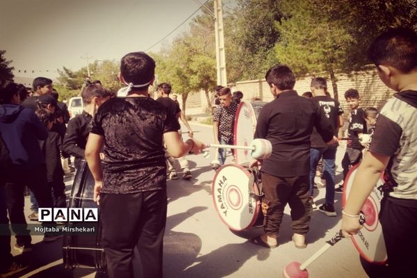 سوگواری دانش‌آموزان سرچهانی در مراسم احلی من العسل