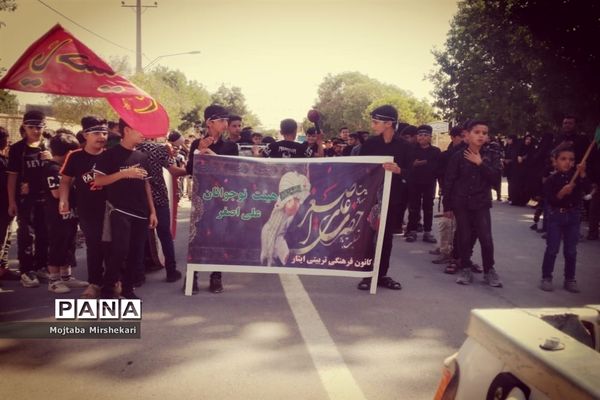 سوگواری دانش‌آموزان سرچهانی در مراسم احلی من العسل