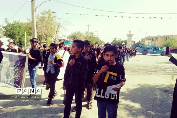 سوگواری دانش‌آموزان سرچهانی در مراسم احلی من العسل